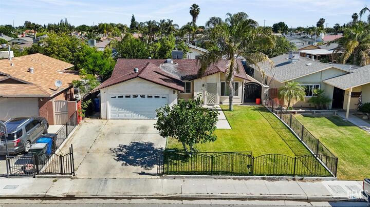 Property Photo: 1016 Iris Street CA 93280