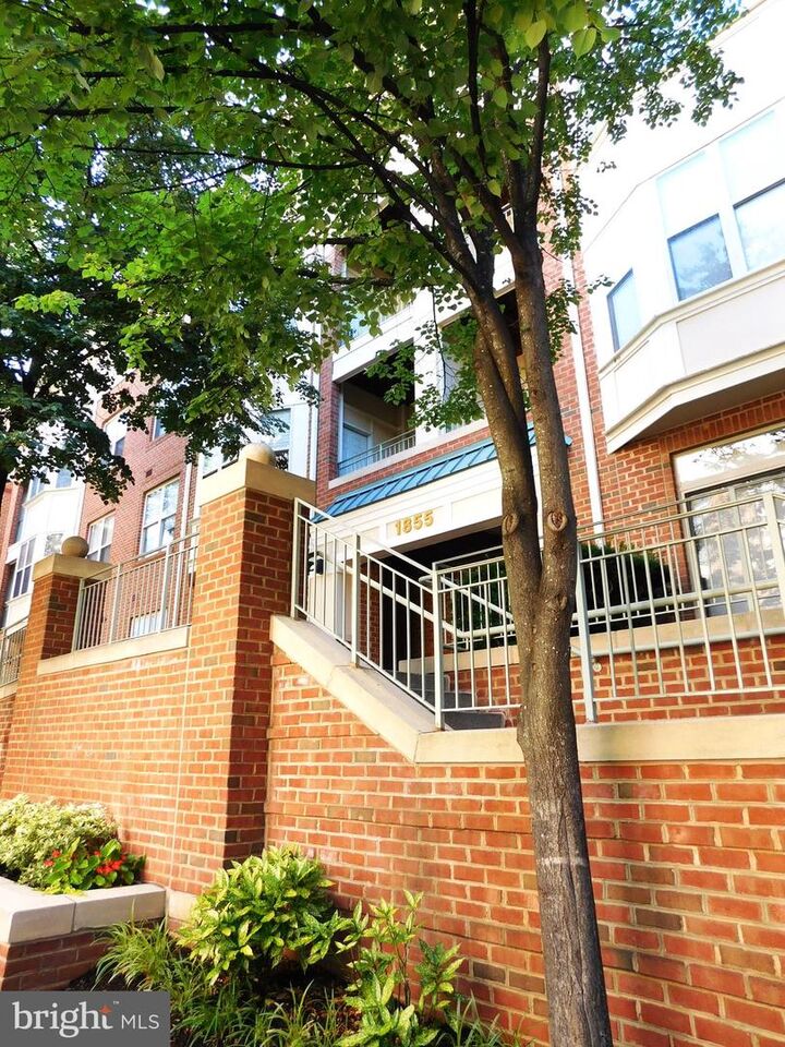 Property Photo:  1855 Stratford Park Place 103  VA 20190 