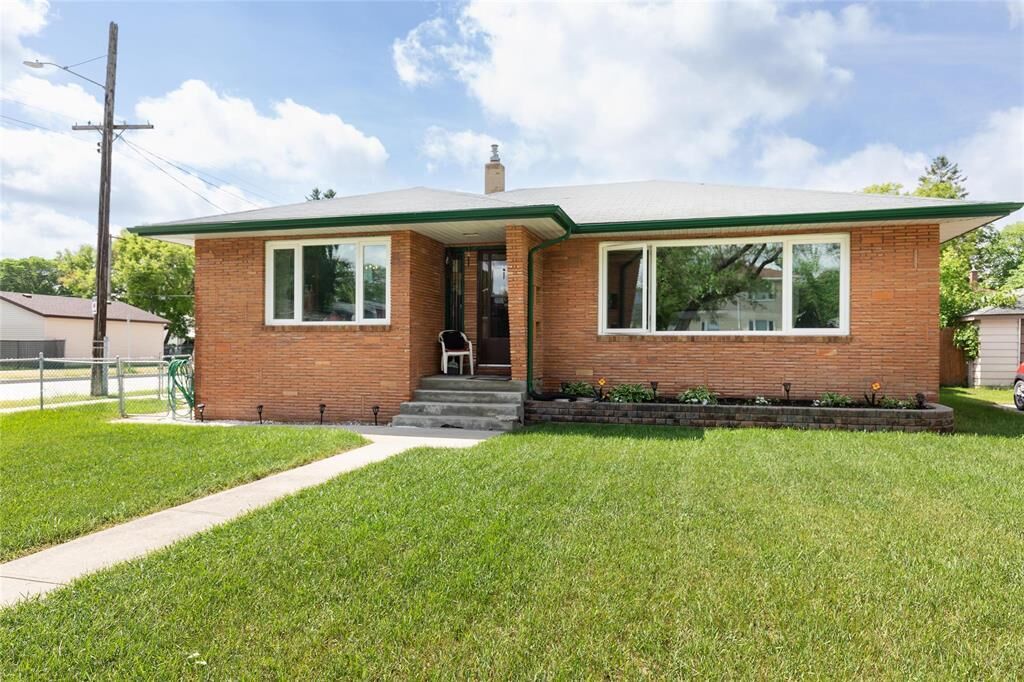 Property Photo: 470 Enniskillen Avenue MB R2V 0J4