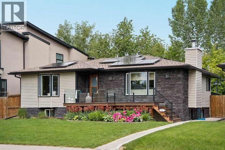 Property Photo:  220 41 Avenue Northwest  AB T2K 0G8 