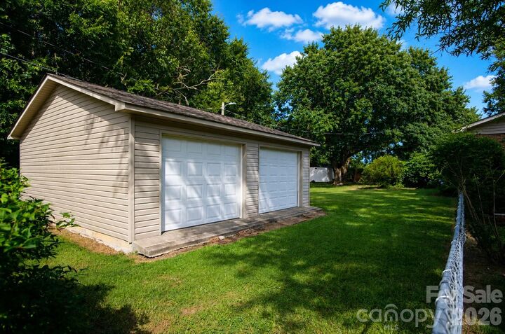 Property Photo: 2914 Dresden Drive NC 28054