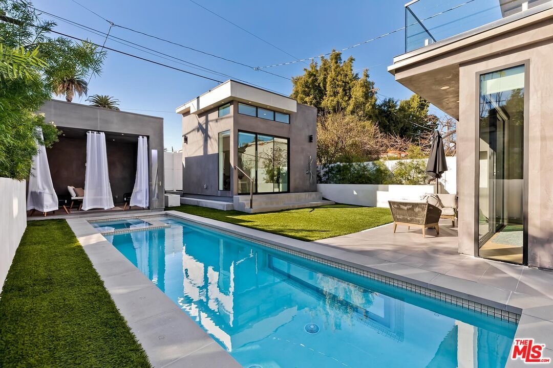 Property Photo: 489 S Willaman Dr CA 90048
