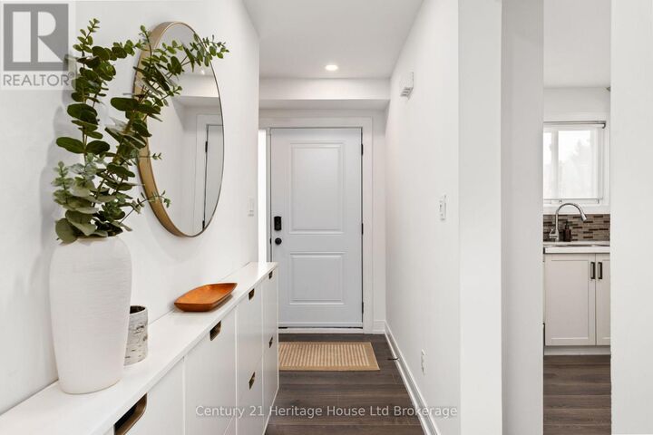 Property Photo:  9 San Vito Way  ON M3L 2G7 