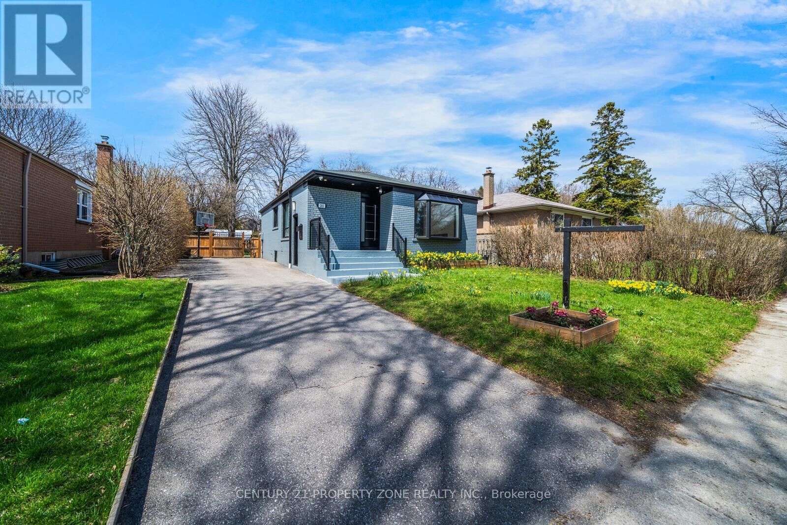Property Photo:  203 Toynbee Trail  ON M1E 1G8 