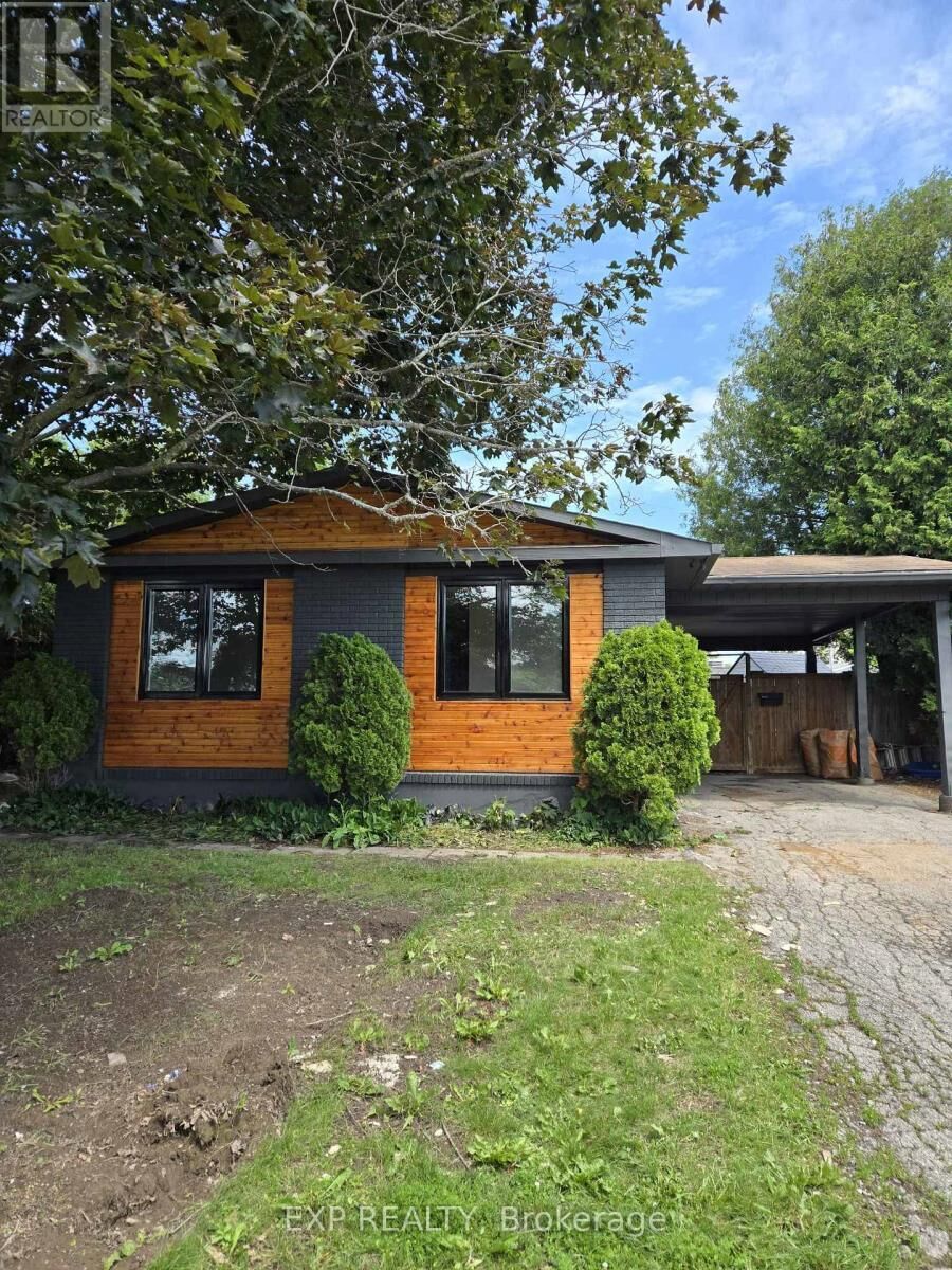 Property Photo:  428 Hatfield Crescent A  ON K1E 1M8 