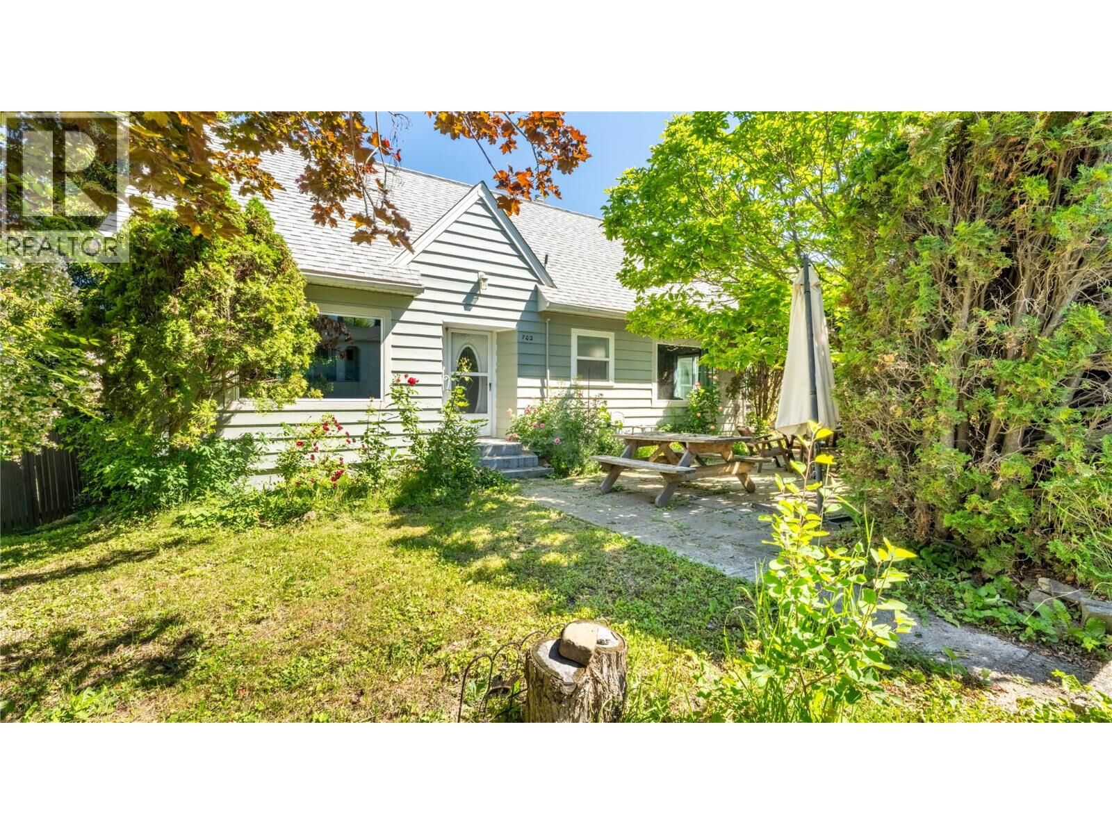 Property Photo: 702 Ibbitson Street BC V0B 1G4