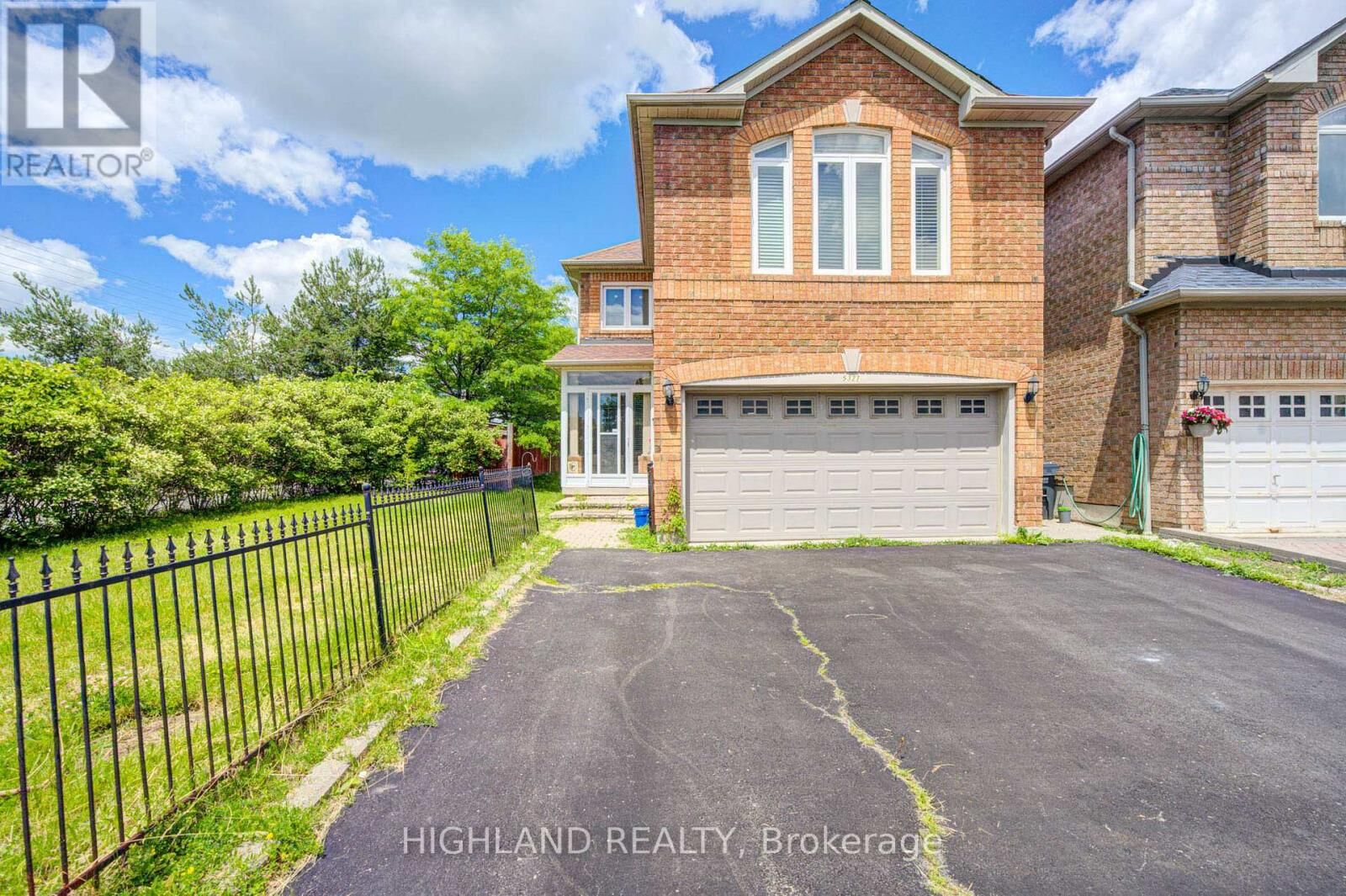 Property Photo: 5327 Landsborough Avenue ON L5R 3X1