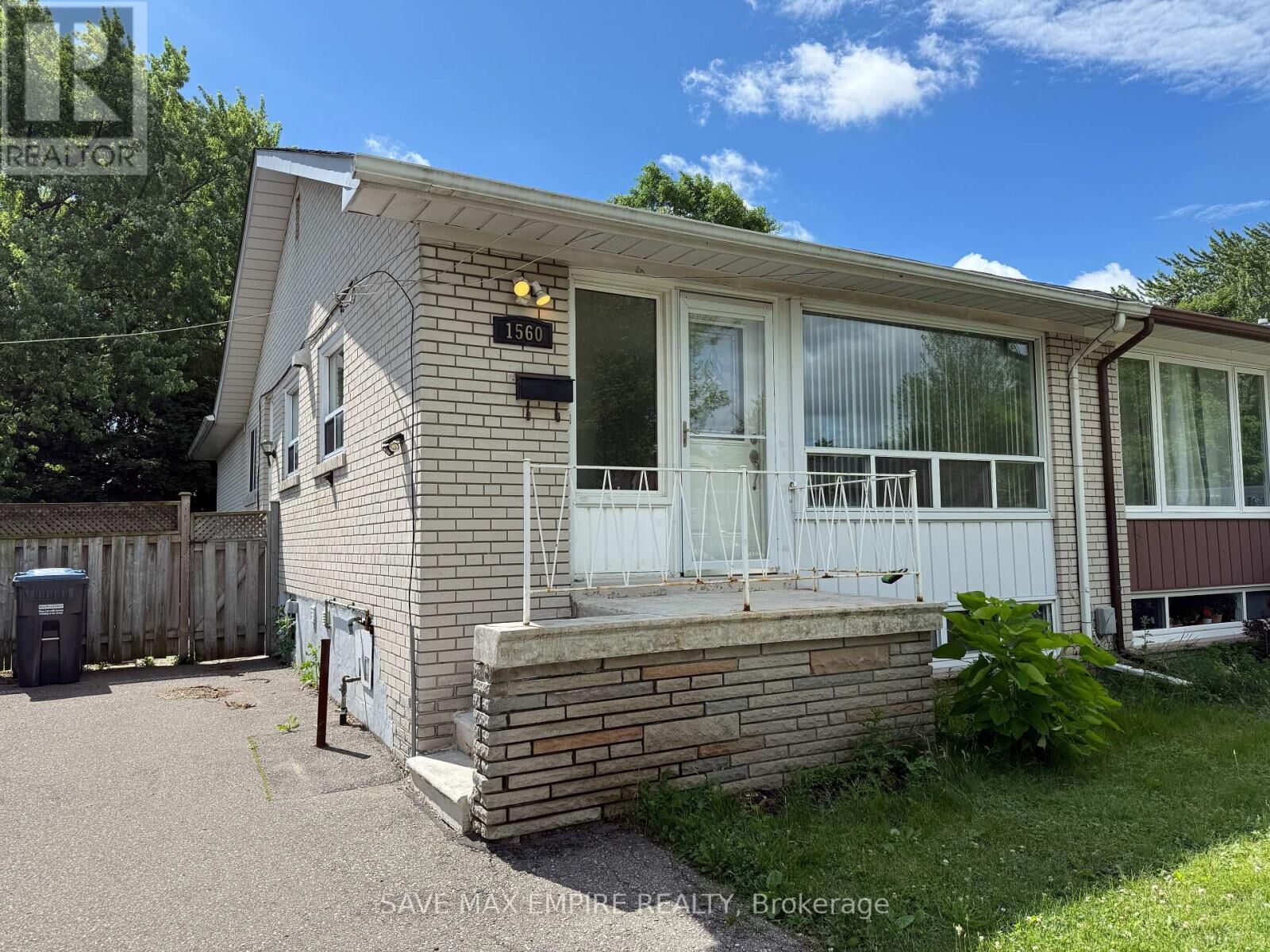 Property Photo:  1560 Sandgate Crescent  ON L5J 2E5 