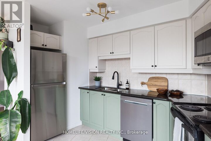 Property Photo:  18 Valley Woods Road 902  ON M3A 0A1 