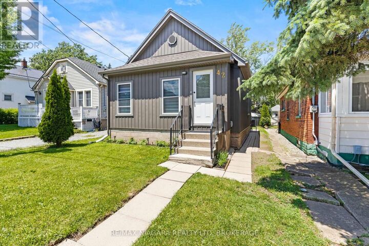Property Photo:  42 McCormick Street  ON L3C 4L9 