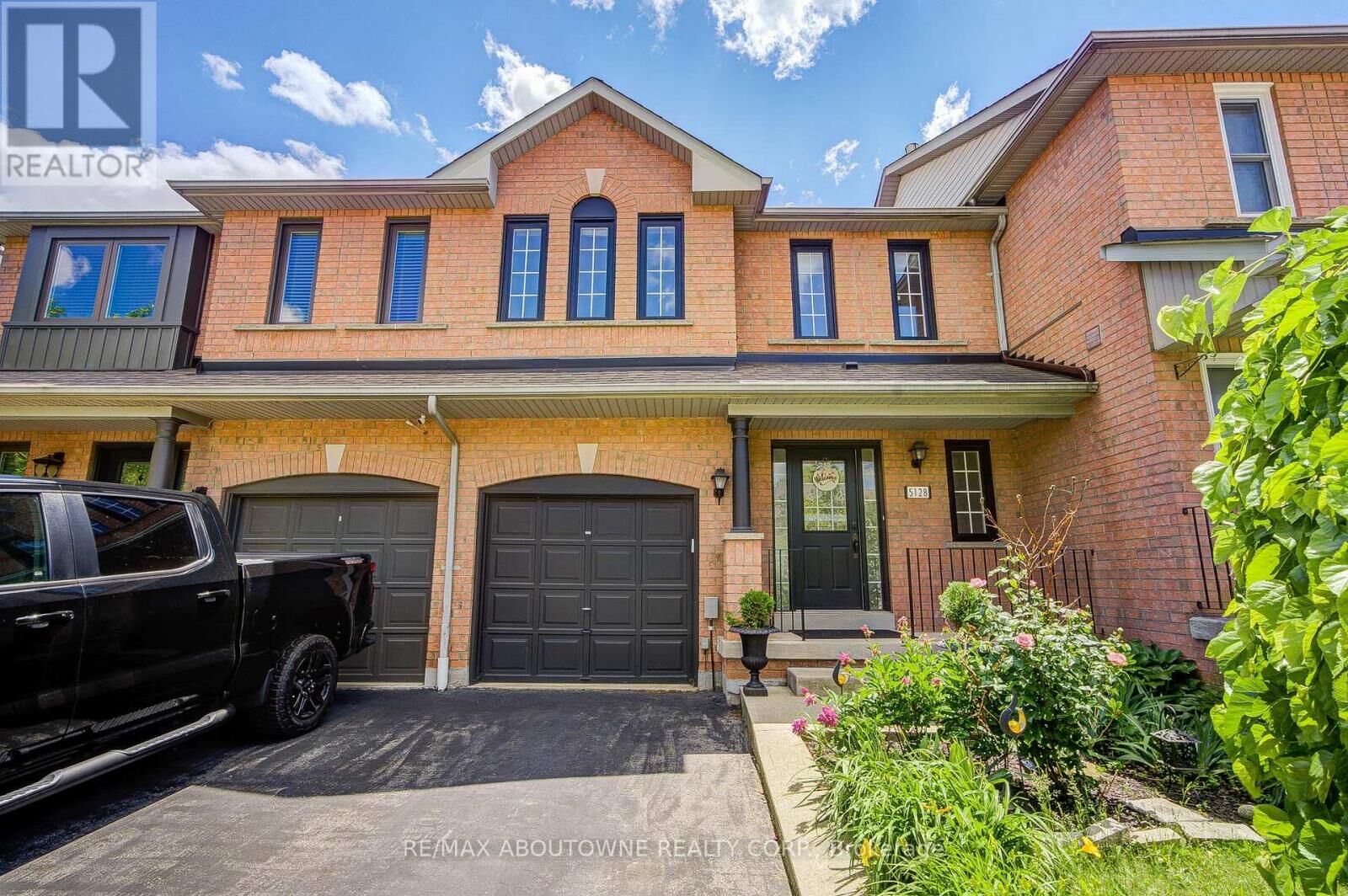 Property Photo: 5128 Falconcrest Drive ON L7L 6K4