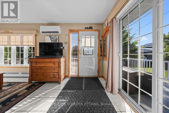 Property Photo:  528 St Lawrence Street  ON K0C 2K0 
