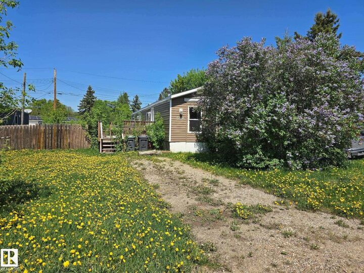 5204 53 Avenue — photo 1