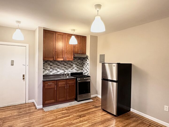 Property Photo:  160 Vroom St 6  NJ 07306 