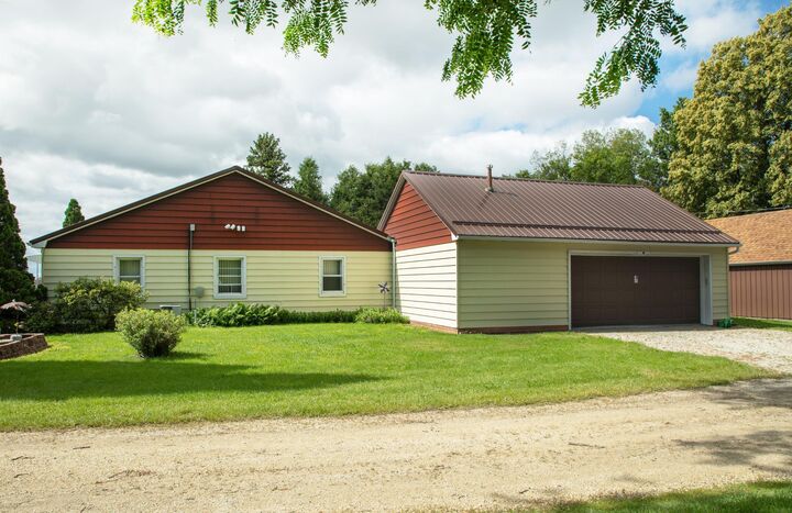 Property Photo:  1914 Piedmont Avenue  IA 50676 