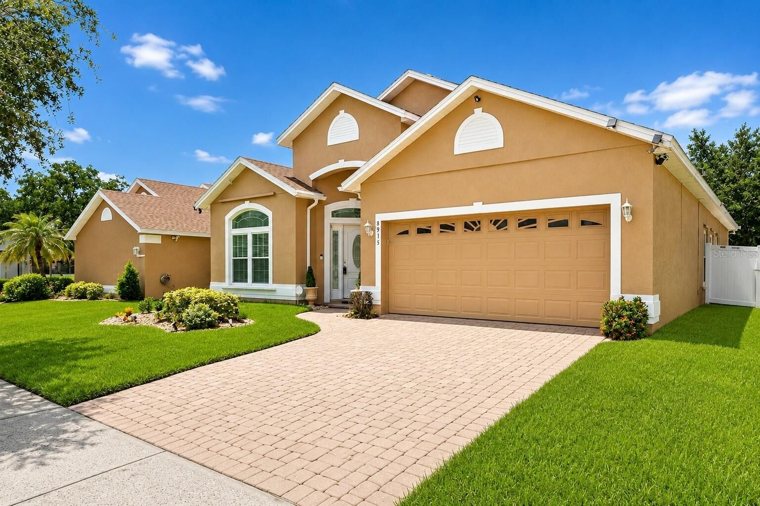 Property Photo:  8915 Victoria Isle Place  FL 32829 