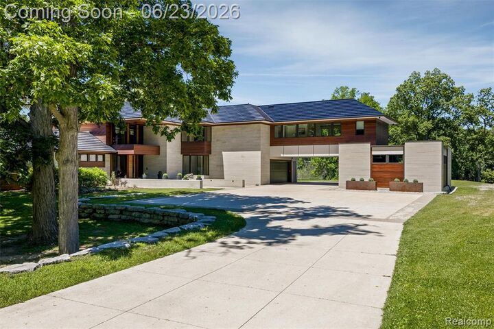 Property Photo:  2700 Squirrel Road  MI 48304 2050 