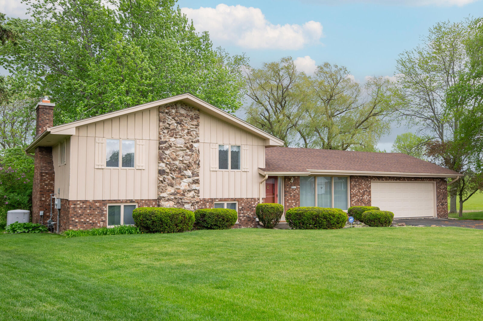Property Photo:  11040 N Riverland Ct  WI 53092 