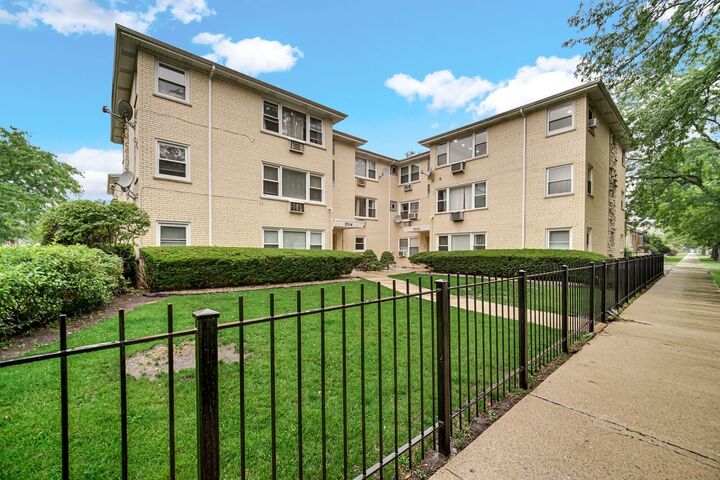 Property Photo: 5700 W Montrose Avenue 3D IL 60634
