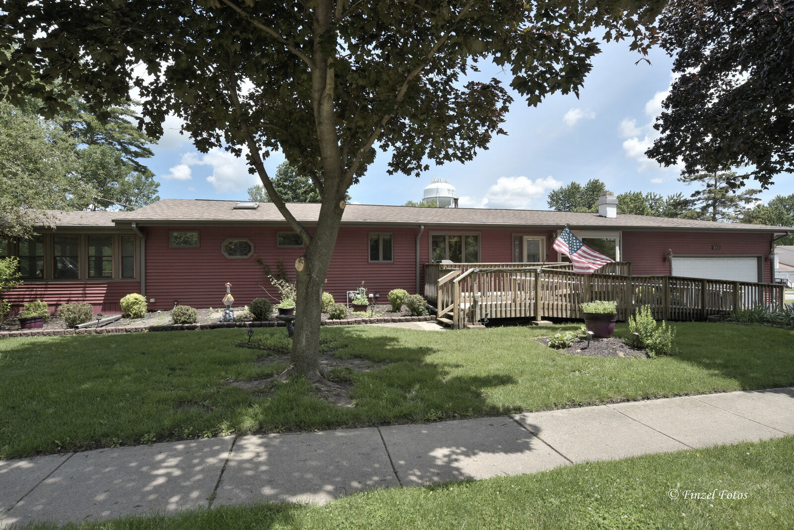 Property Photo: 614 N Lillian Street IL 60050