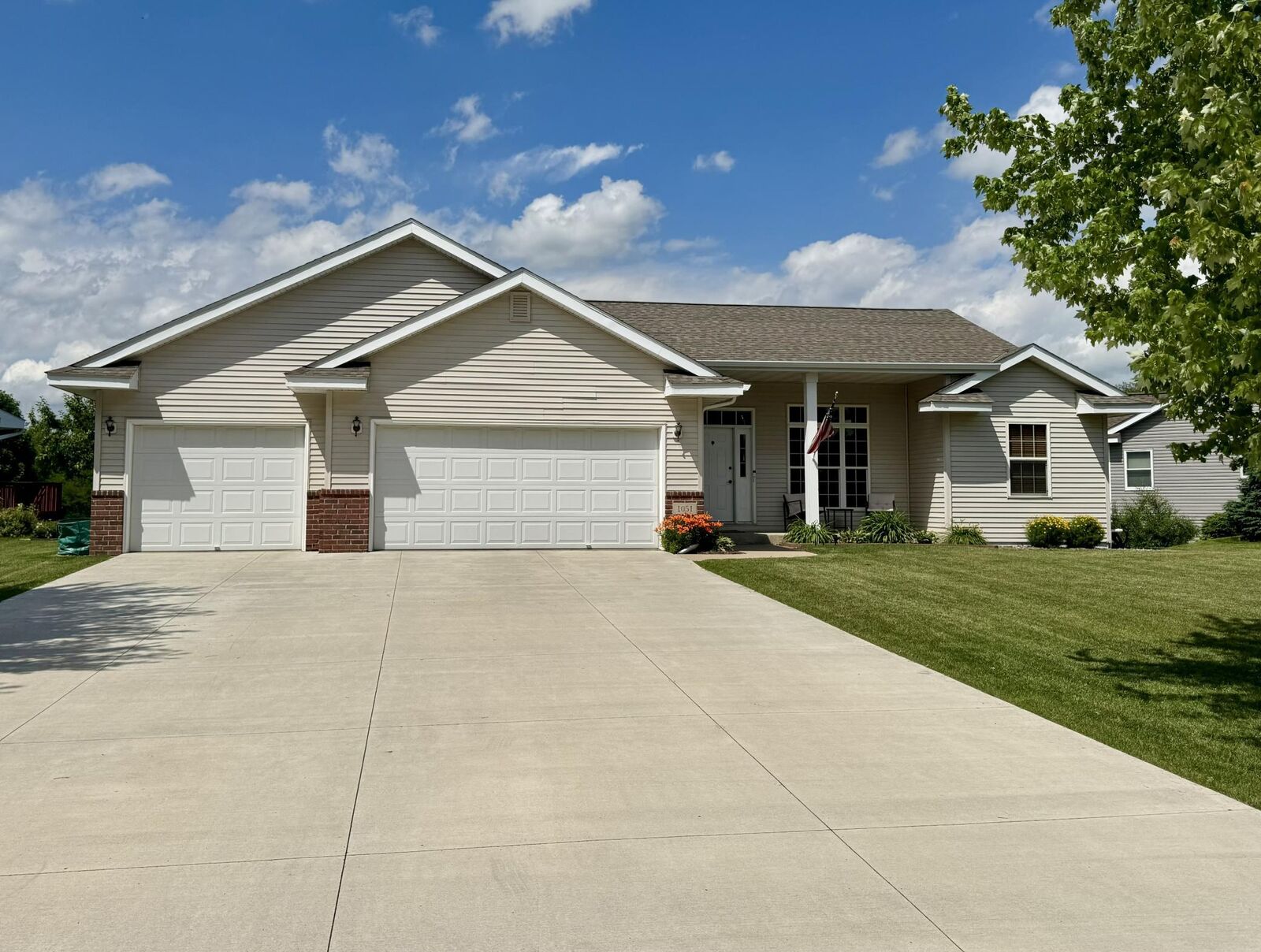 Property Photo: 1051 Prairie Ridge Lane MN 55354