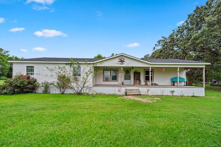 Property Photo: 214 Harris Lane TX 75497