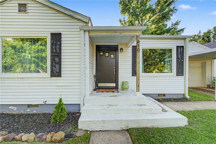 Property Photo:  610 South Oak Hill Street  AR 72761 