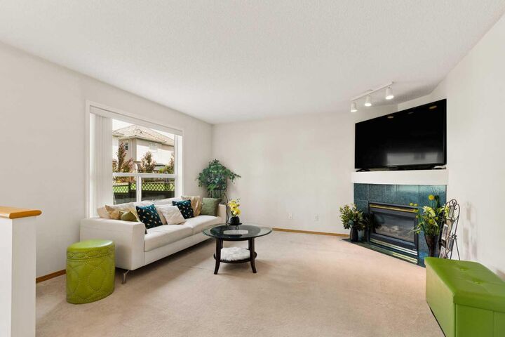 Property Photo:  72 Douglas Glen Heights SE  AB T2Z 3T5 