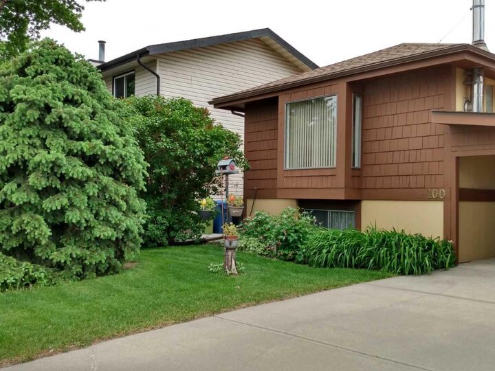 Property Photo: 100 Doverglen Crescent SE AB T2B 2P6