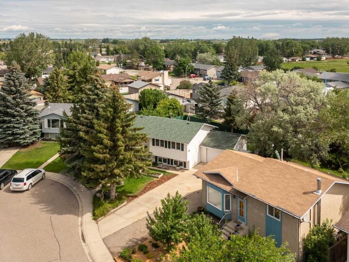 Property Photo: 17 Pine Place AB T0L 0V0