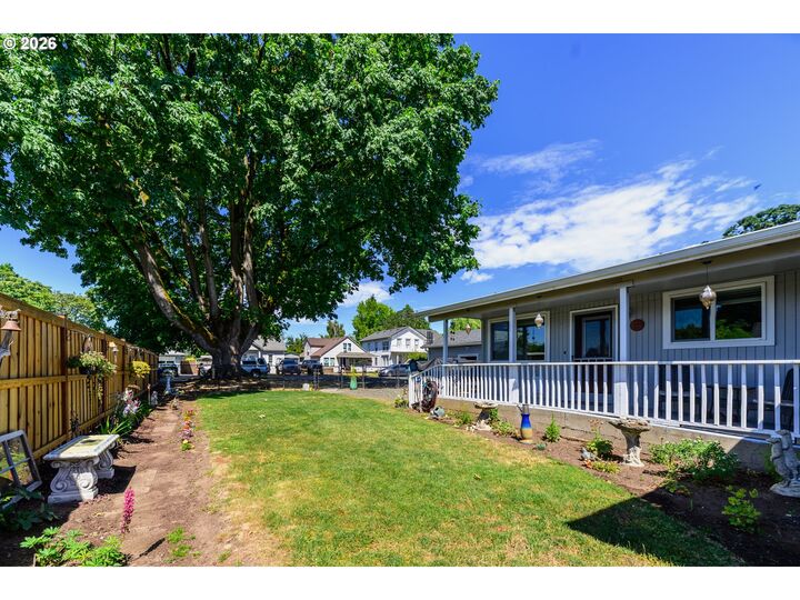 Property Photo: 1144 Juniper St OR 97448