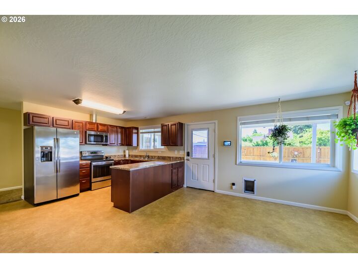 Property Photo:  1144 Juniper St  OR 97448 