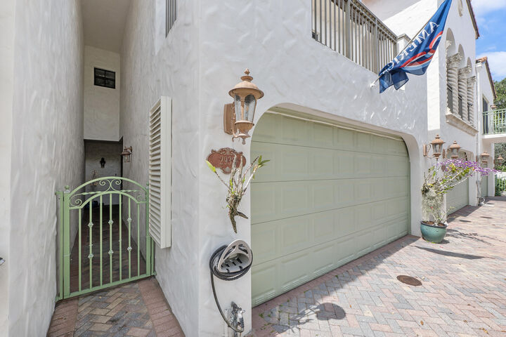 Property Photo: 2932 Hidden Harbour Court FL 33312