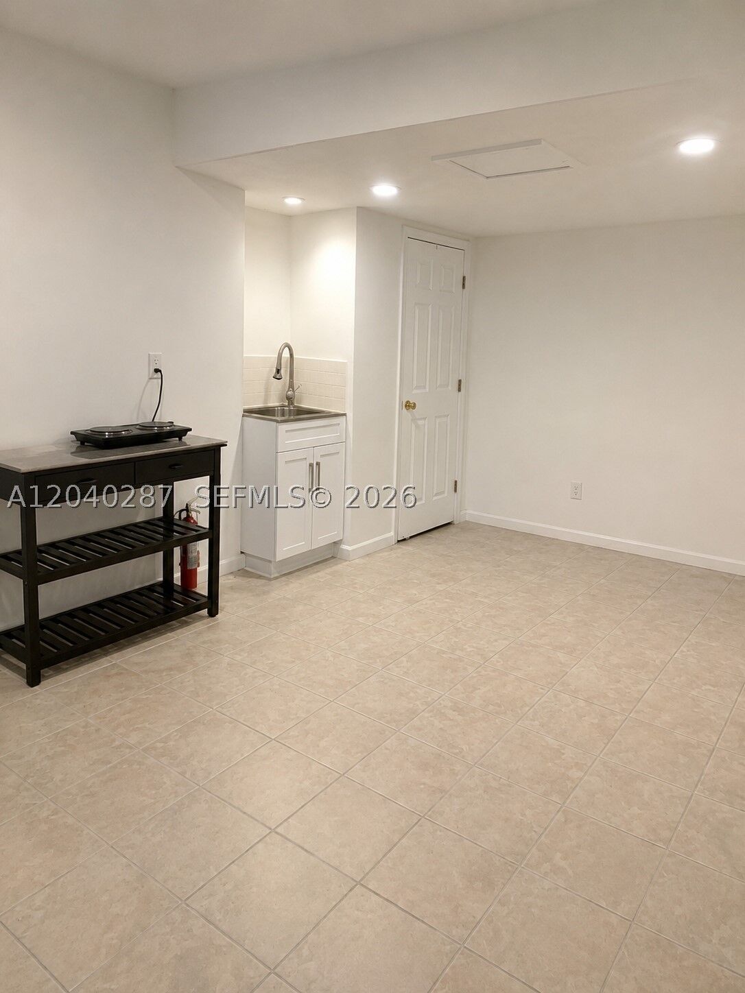 Property Photo:  