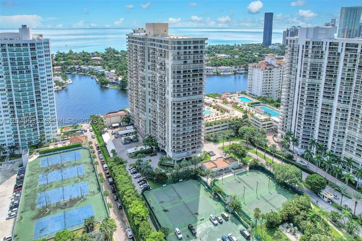 Property Photo:  20191 E Country Club Dr 1805  FL 33180 