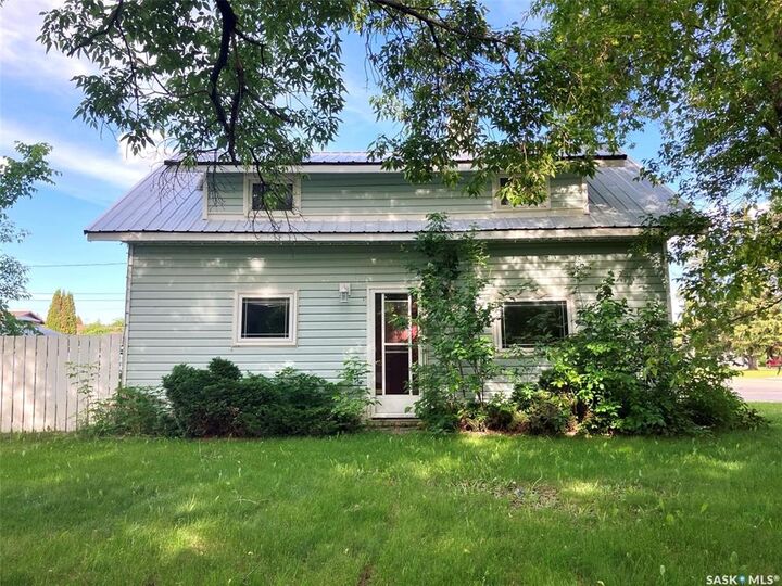 Property Photo: 911 1st Street W SK S0E 1E0