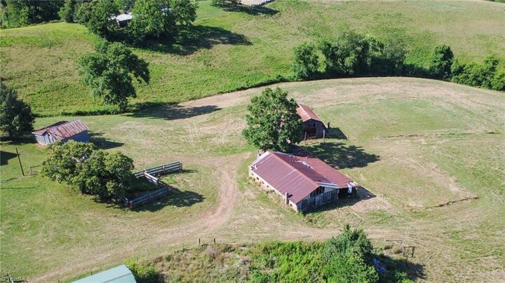 Property Photo: 1779 Round Hill Church Road NC 28685