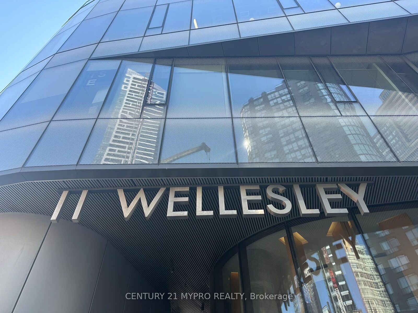 Property Photo:  11 Wellesley Street W 4502  ON M4Y 1E8 