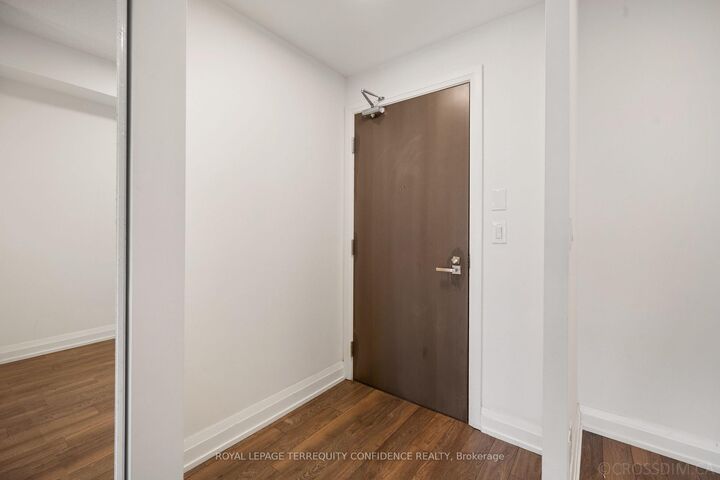 Property Photo: 7161 Yonge Street 727 ON L3T 0C8