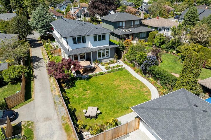 Property Photo: 1027 Hampshire Rd BC V8S 4S8