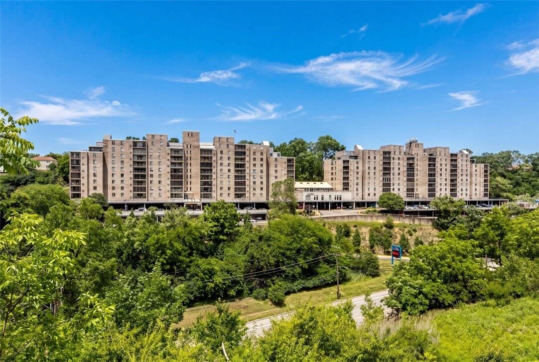 Property Photo:  2160 Greentree Rd 807W  PA 15220 