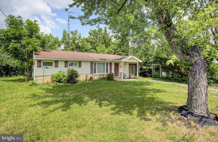 Property Photo:  1811 Holly Lane  PA 17202 