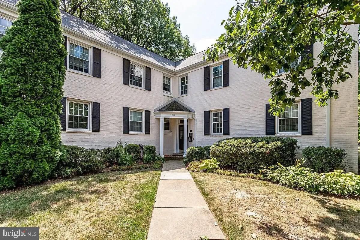 Property Photo:  1319 S Walter Reed Drive 19104  VA 22204 