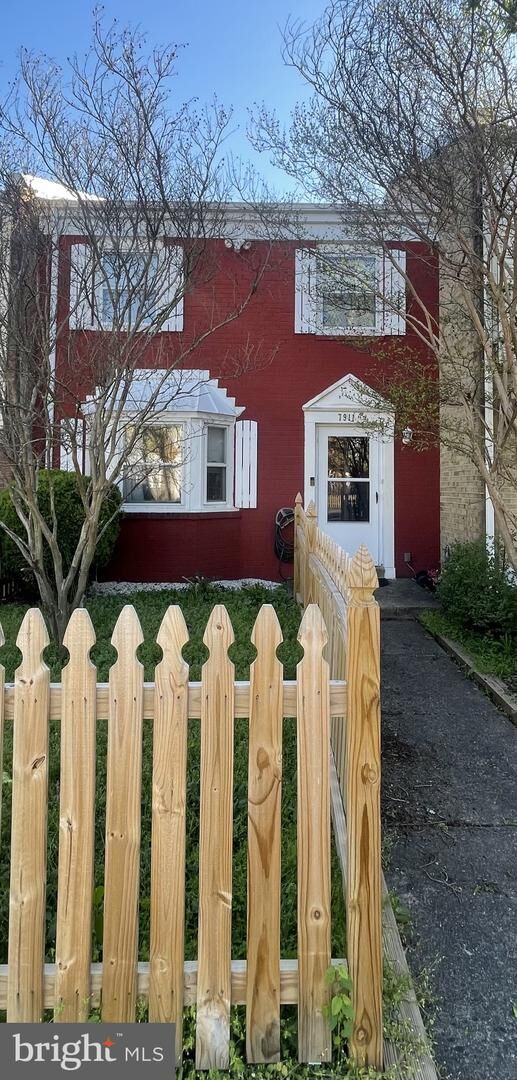 Property Photo: 7911 Meadow Court VA 20109
