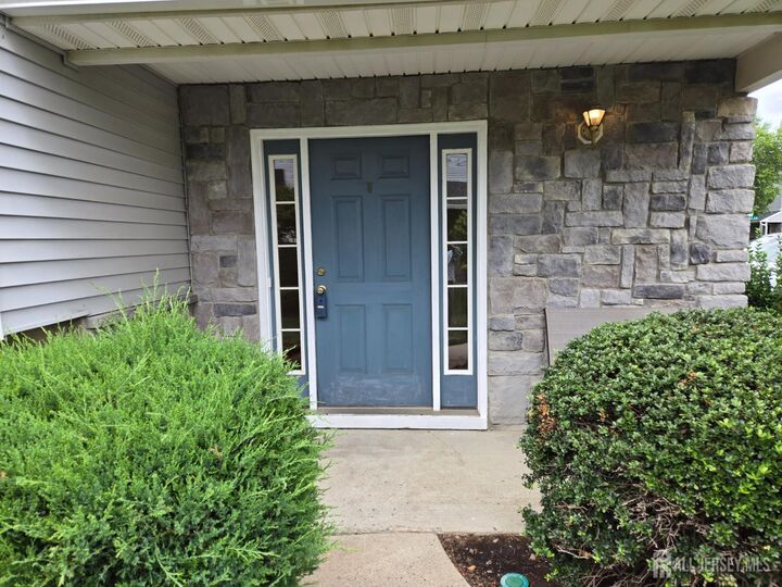 Property Photo:  6 Chimney Court  NJ 08879 