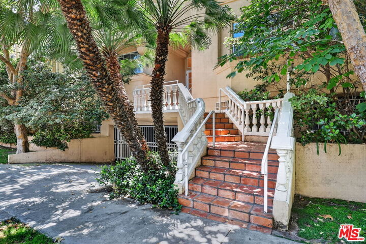 Property Photo:  11112 La Maida St  CA 91601 