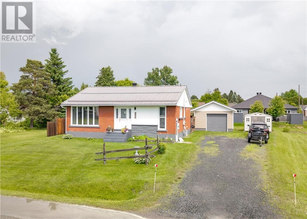 Property Photo:  4490 Elizabeth Crescent  ON P3P 1S7 