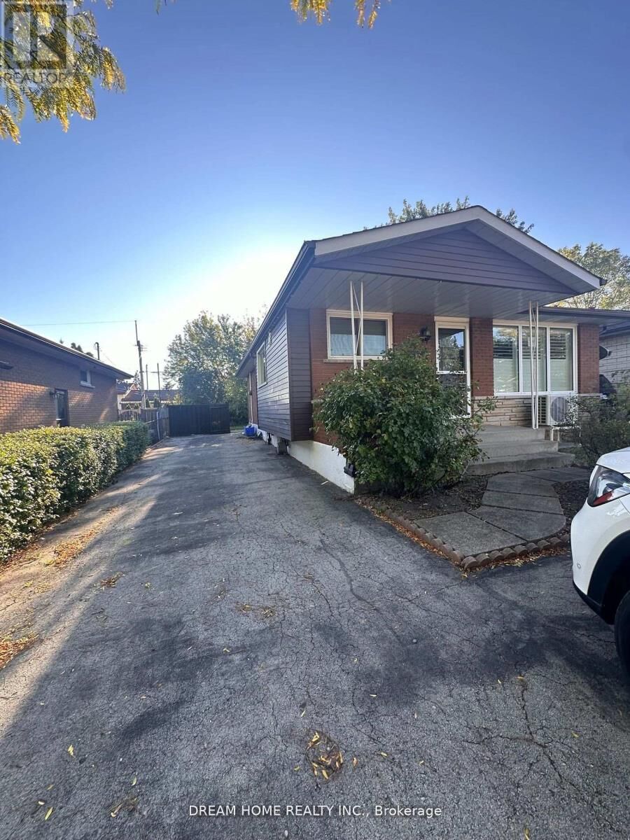Property Photo:  5 Empire Court Main  ON L8K 4H4 