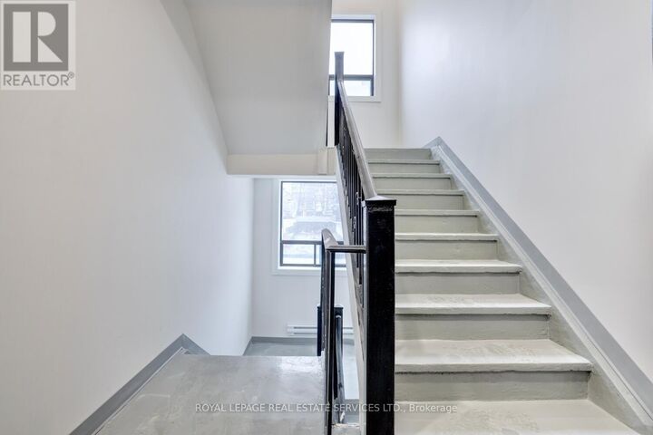 Property Photo: 20 Duke Street 21 ON L8P 1X1