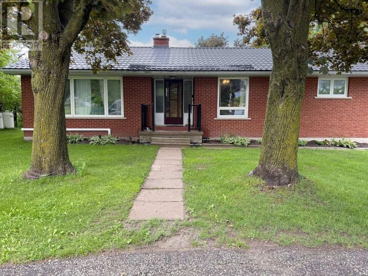 Property Photo:  1043 Penetanguishene Road Upper  ON L4M 4Y8 